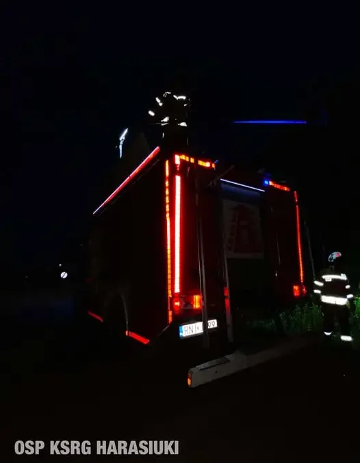 Interwencja OSP Harasiuki: powalone drzewo na linie światłowodowe