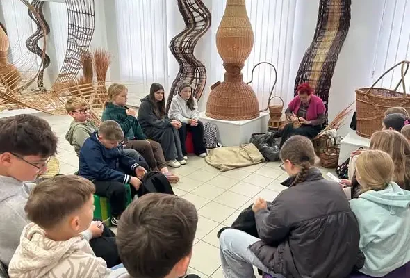 Młodzi Strażnicy Kultury Lasowiackiej odkrywali tajniki wikliniarstwa w Rudniku nad Sanem