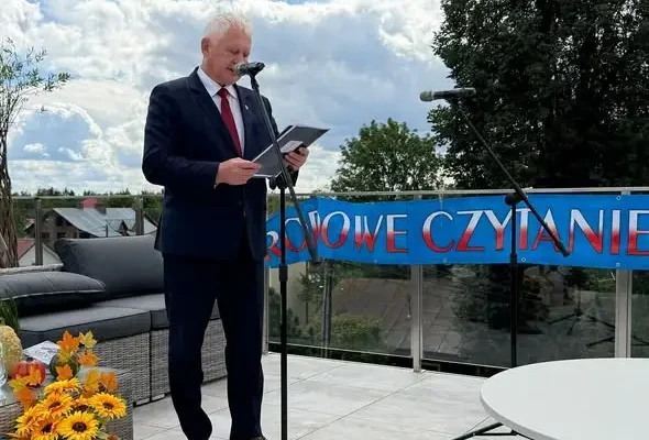 Narodowe Czytanie 2026 w Nisku – romantyczne słowa Mickiewicza na tarasie biblioteki