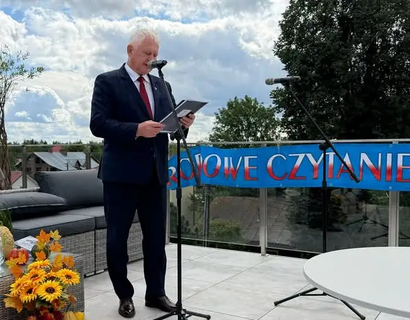Narodowe Czytanie 2026 w Nisku – romantyczne słowa Mickiewicza na tarasie biblioteki