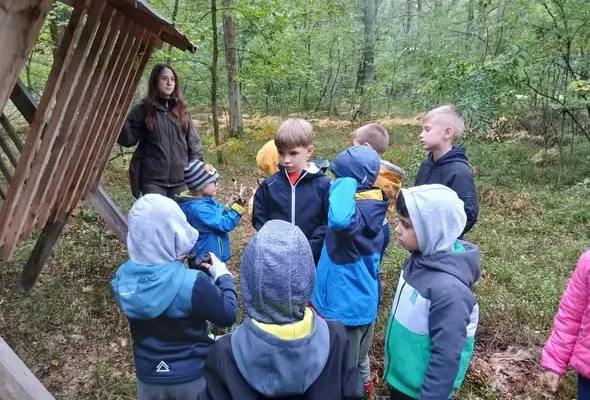 Przedszkolaki z grup „Wędrowniczki”, „Odkrywcy” i „Tropiciele” odkrywały las w Leśnictwie Zatyki