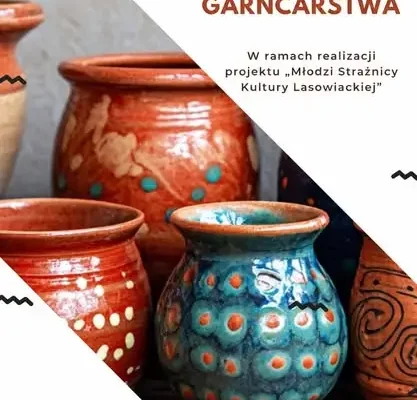 Młodzi Strażnicy Kultury Lasowiackiej na warsztatach garncarskich w Medyni Głogowskiej