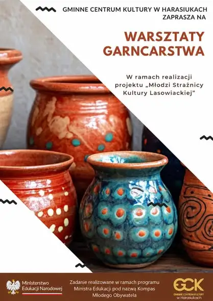 Młodzi Strażnicy Kultury Lasowiackiej na warsztatach garncarskich w Medyni Głogowskiej