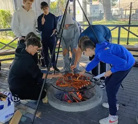 Ognisko integracyjne klasy 1B – Dzień Chłopaka na świeżym powietrzu