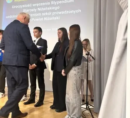 Stypendia Starosty Niżańskiego wręczone. Wśród nagrodzonych uczniowie z Jeżowego