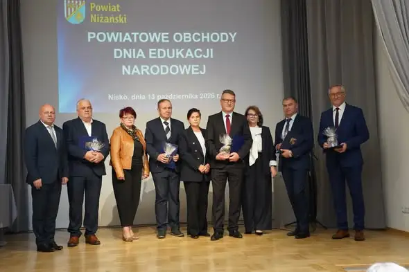 Nauczyciele z powiatu niżańskiego nagrodzeni podczas obchodów Dnia Edukacji Narodowej
