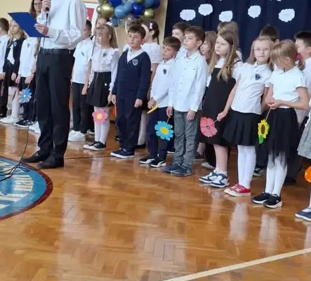 Dzień Edukacji Narodowej w szkole – uczniowie klas II i III dziękowali nauczycielom