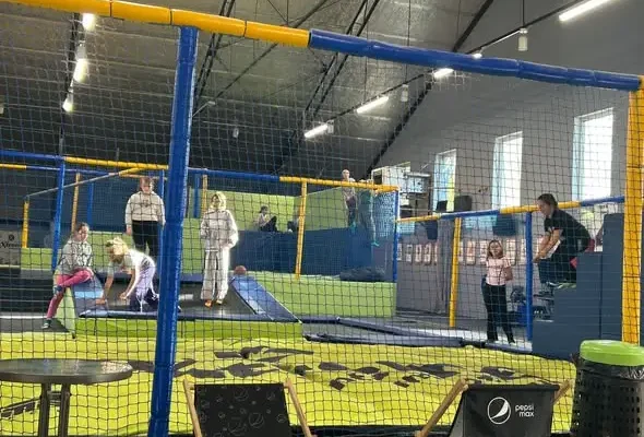 Klasa 4b ze Szkoły Podstawowej w Grupie szalała na trampolinach w Grudziądzu