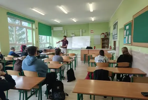 Warsztaty profilaktyczne „Debata” w szkole – uczniowie uczyli się asertywności