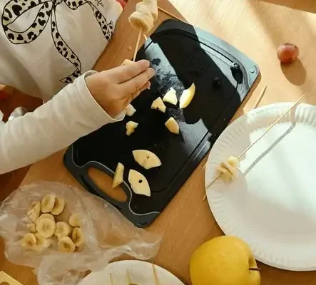 Witaminowe przyjęcie w przedszkolu w Jarocinie – dzieci przygotowały owocowe szaszłyki