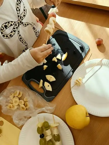 Witaminowe przyjęcie w przedszkolu w Jarocinie – dzieci przygotowały owocowe szaszłyki