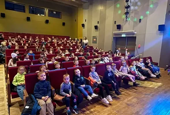 Uczniowie klas I–III i przedszkolaki z wizytą w teatrze na spektaklu „Pan Andersen”