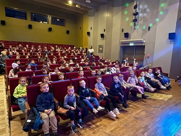Uczniowie klas I–III i przedszkolaki z wizytą w teatrze na spektaklu „Pan Andersen”